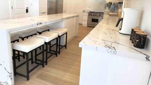 高腳椅、廚房用具/餐具/器皿、廚房中島
