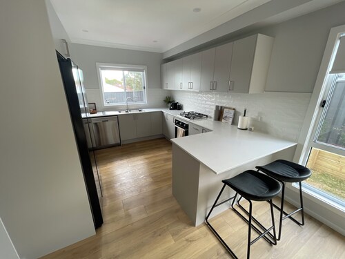 A comfortable home away from home close to the John Hunter hospital.