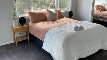 3 bedrooms, iron/ironing board, WiFi, bed sheets