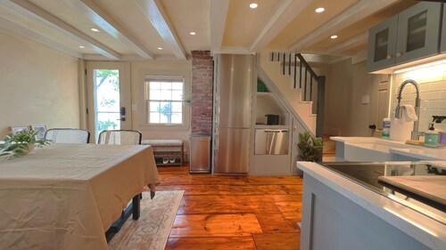 Seaside Getaway Cottage & Loft w Deck, 2 Parking, Ocean Views, Shops