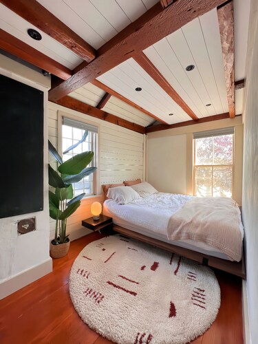 Seaside Getaway Cottage & Loft w Deck, 2 Parking, Ocean Views, Shops