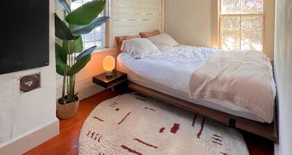 Seaside Getaway Cottage & Loft w Deck, 2 Parking, Ocean Views, Shops