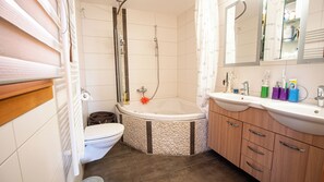Hair dryer - Superb 5-room apartment, entrance hall, opening onto a pleasant living room with mezzanine, open and (St-Luc)