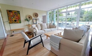 TV - Prestigious house with swimming pool just minutes from the ocean (ST JULIEN EN BORN)