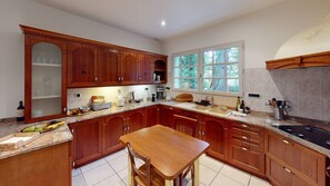Kühlschrank, Mikrowelle, Kochgeschirr/Geschirr/Besteck