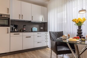 Een koelkast, een oven, een kookplaat, een vaatwasser