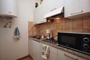 Køleskab, mikrobølgeovn, kogeplade, kaffe-/temaskine