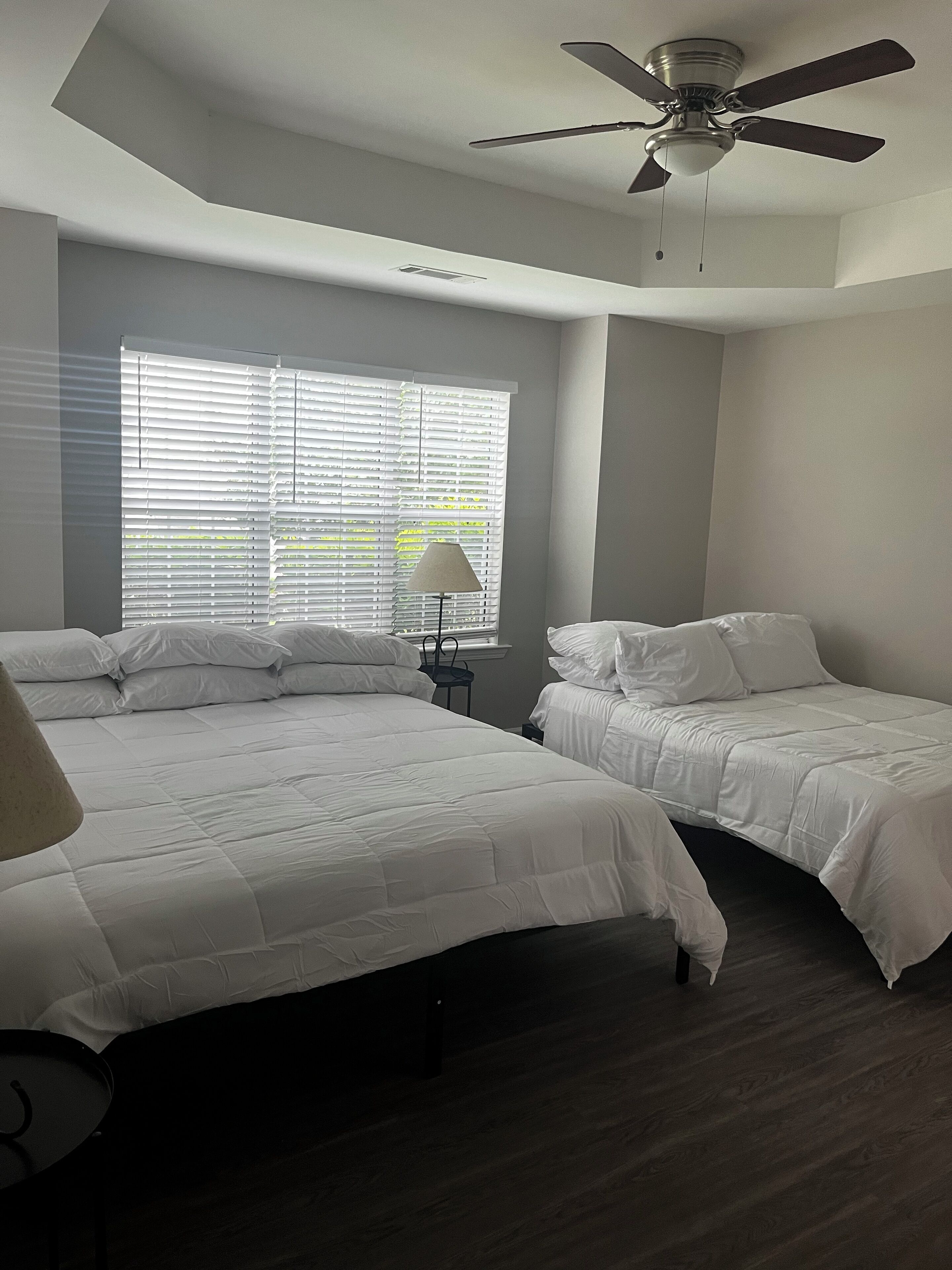 New Beautiful home no stairs and 12 mins from ATL airport minutes from downtown