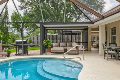 Spacious Beachy Retreat with Heated Pool! Short walk to beach•Pet friendly•Bikes