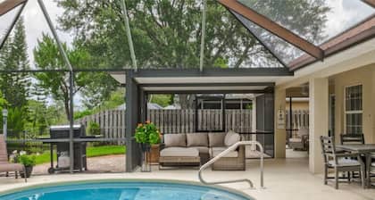 Spacious Beachy Retreat with Heated Pool! Short walk to beach•Pet friendly•Bikes