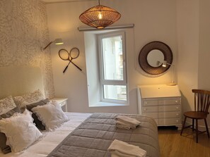 2 bedrooms, desk, iron/ironing board, travel crib
