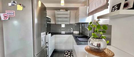 ثلاجة، ميكروويف، فرن، موقد طهي مسطح