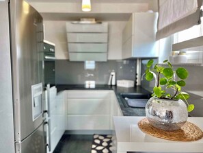 Jääkaappi, mikroaaltouuni, uuni, liesi