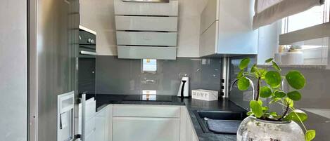 Frigorifero, microonde, forno, piano cottura