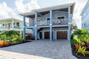 Exterior - 134 Ocean's 11: Heated Pool, BBQ & Beach Access (Fort Myers Beach)