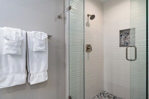 Ensemble douche/baignoire, sèche-cheveux, serviettes fournies