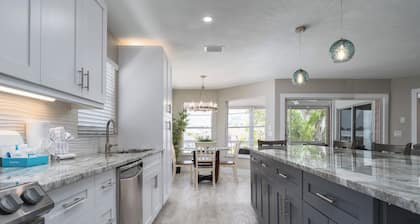 122 Isle Be Back Waterfront Paradise: Cozy 3BR