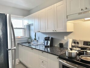 Kühlschrank, Ofen, Wasserkocher mit Kaffee-/Teezubehör, Wasserkocher