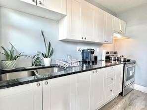 Kühlschrank, Ofen, Wasserkocher mit Kaffee-/Teezubehör, Wasserkocher