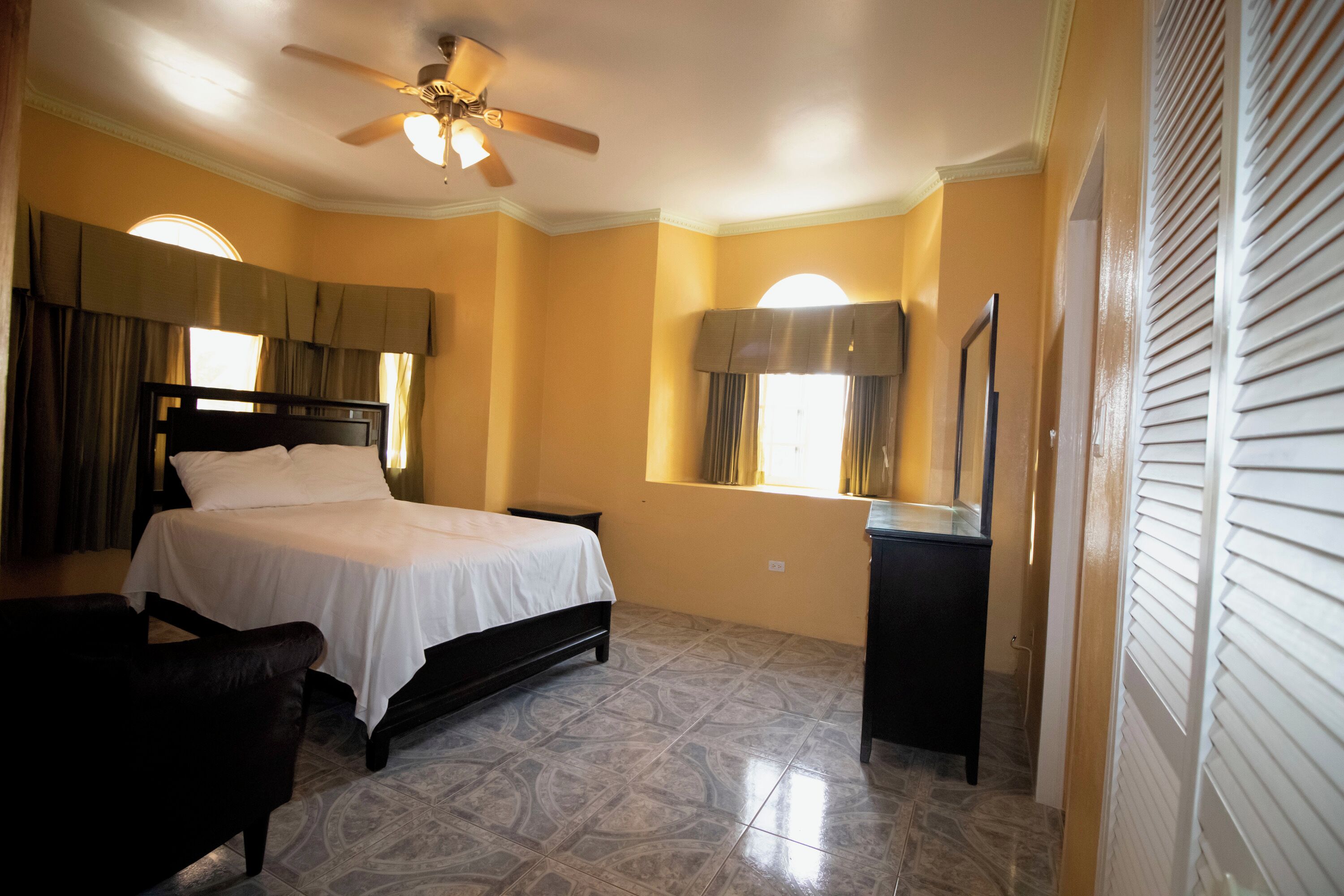 10 slaapkamers, een strijkplank/strijkijzer, gratis wifi, beddengoed