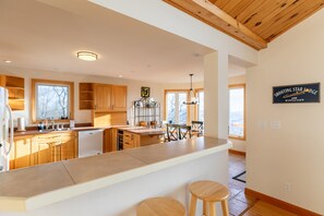 Fridge, oven, stovetop, dishwasher - Shooting Star Lodge - mountain views, king, Boone (Boone)