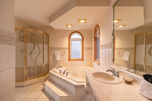Shower, towels, soap, shampoo - Shooting Star Lodge - mountain views, king, Boone (Boone)