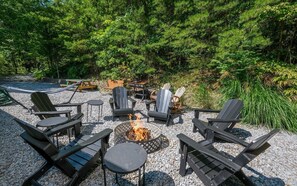 Property grounds - Cozy Bear Camp - Beautiful Views, Outdoor Hot tub, Firepit + More! (Sevierville)