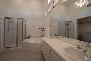 Haartrockner, Handtücher, Seife, Shampoo