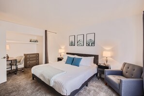 3 chambres, bureau, fer et planche à repasser, lit de bébé portatif