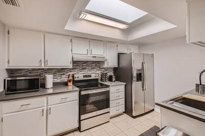 Cool & Comfy Tempe Townhome - Walk to Sloan Park, min to ASU, Town Lake or Mill!