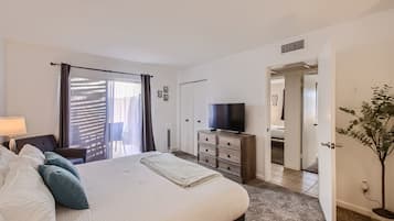 3 habitaciones, escritorio y tabla de planchar con plancha