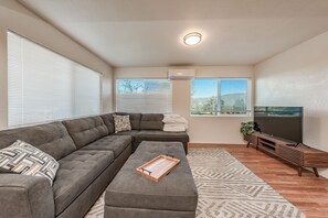 TV connectée, cheminée, jeux vidéo, table de tennis de table