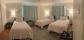 3 bedrooms, desk, iron/ironing board, free WiFi