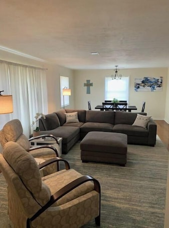 Smart TV, fireplace, DVD player, books. Lida's Place - 3 BR 2 BA Ranch House - 7.6 miles to Grenada Lake