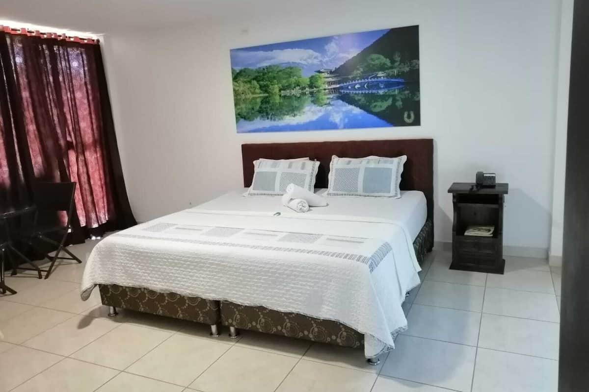 1 bedroom, Egyptian cotton sheets, premium bedding, Select Comfort beds