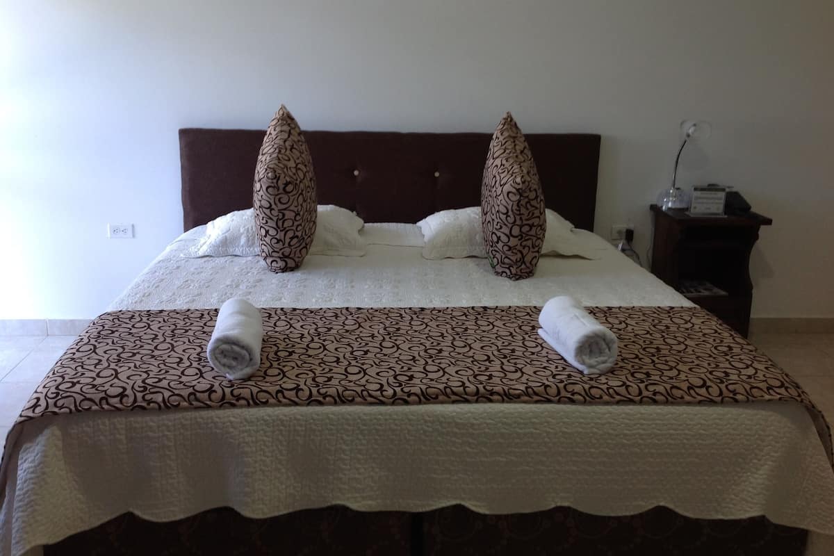 1 bedroom, Egyptian cotton sheets, premium bedding, Select Comfort beds