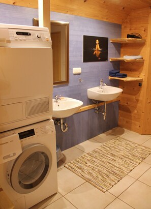 Dusche, Haartrockner, Handtücher