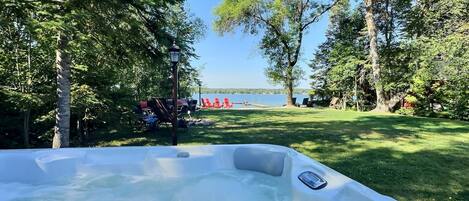 Outdoor spa tub