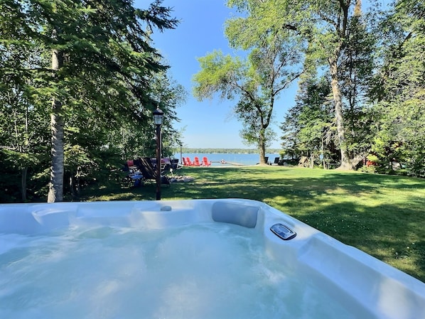 Outdoor spa tub - Lakefront Hot Tub Cabin | 4-Season | Dock | Sleeps 8 (Beaconia)