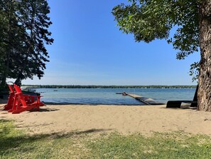 On the beach - Lakefront Hot Tub Cabin | 4-Season | Dock | Sleeps 8 (Beaconia)