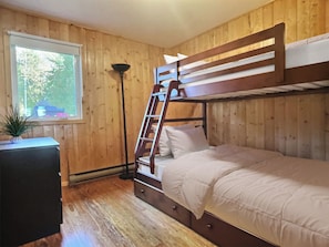 4 bedrooms, WiFi, bed sheets - Lakefront Hot Tub Cabin | 4-Season | Dock | Sleeps 8 (Beaconia)