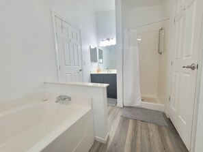 Hair dryer, towels, soap, shampoo - 36 miles to Yosemite Park! 1350 SF SFH @ Pine Mtn Lake on a .42 acre lot. (Groveland)