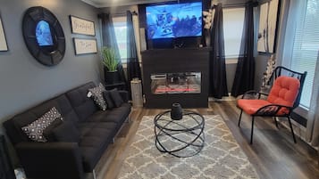 Una televisión, una chimenea