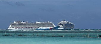 Casa Azul: Private pool & 15 minutes' walk to Caribbean Sea!