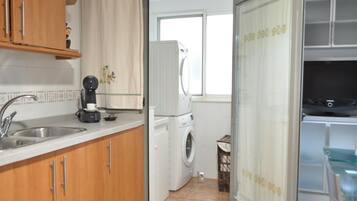 Een koelkast, een magnetron, een oven, een vaatwasser