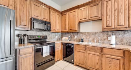 Rockwall 3-bedroom Townhouse near Lake Ray Hubbard, short drive to Dallas