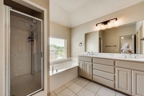 Shower, hair dryer, towels, soap - Rockwall 3-bedroom Townhouse near Lake Ray Hubbard, short drive to Dallas (Rockwall)