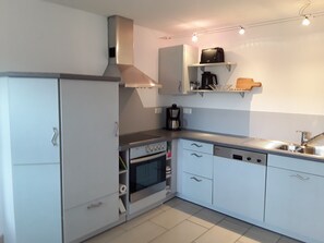 Frigorifero, microonde, forno, piano cottura