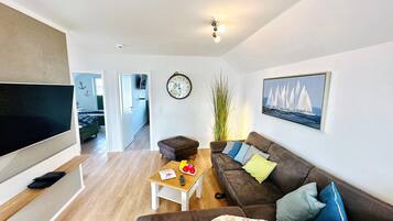 Fernseher, Kamin, Stereoanlage