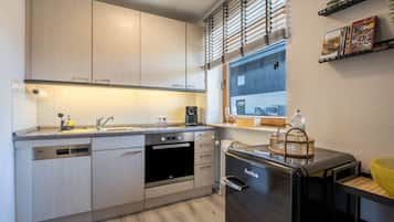 Fridge, oven, stovetop, dishwasher